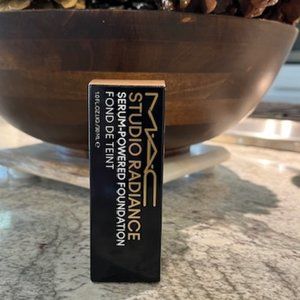NIB N12 MAC Studio Radiance Serum-Powered Foundation